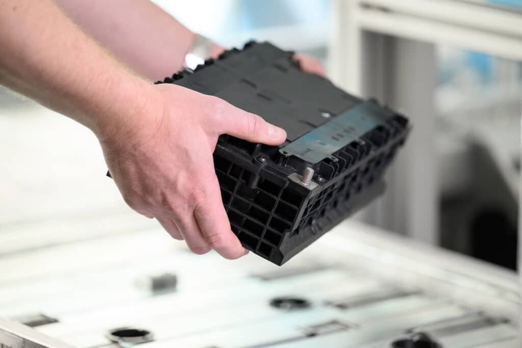 Bosch hat spezielle Maschinen, Anlagen und Software für den Recylingprozess von Batterien entwickelt.